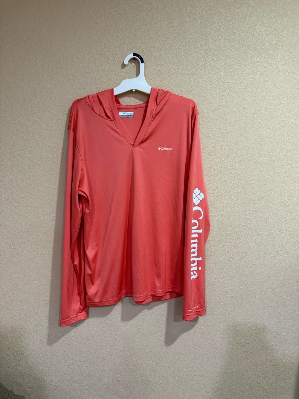 Women's XL Columbia Coral V-Neck Long Sleeve top with hood